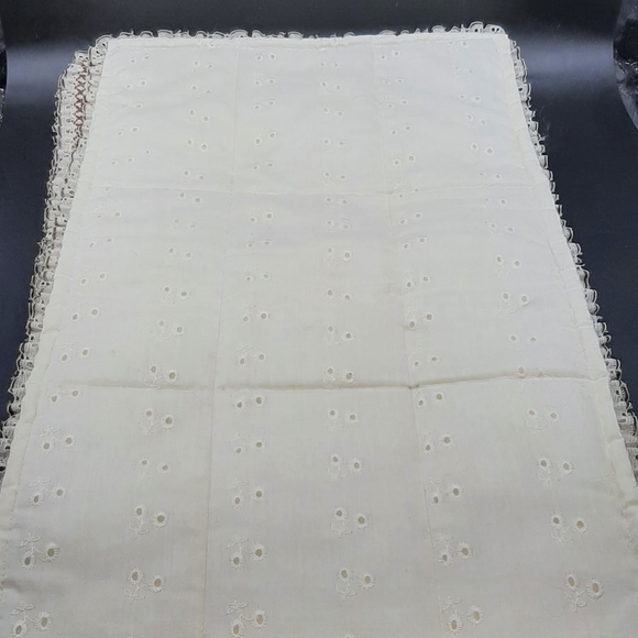 Vintage Farmhouse Decor Cream Eyelet Fabric Placemat Set of 4 Handmade Lace Trim - Picture 5 of 5